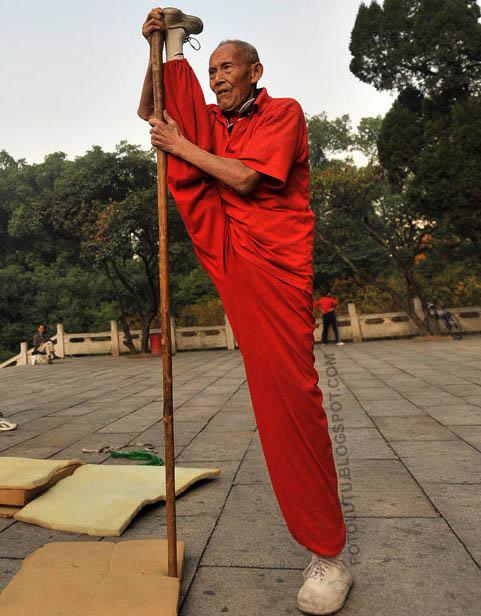 Kakek Jagoan Lagi Latihan Kungfu