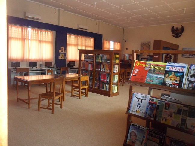 ruangan perpustakaan  padmanaba Library