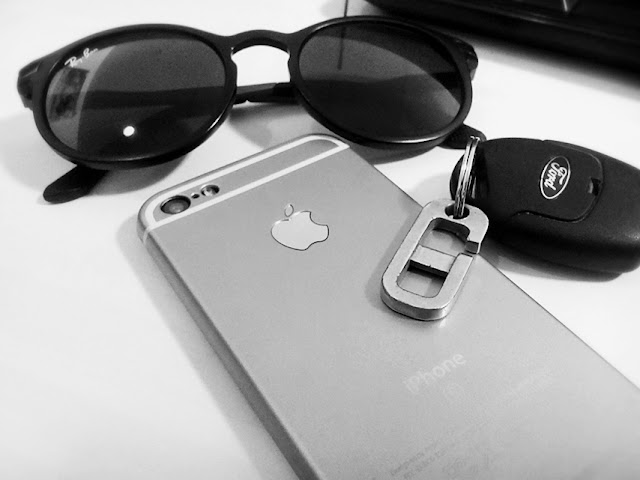 [Iphone] iPhone 6 SE With Ray ban Glass And Ford Key Stylish 