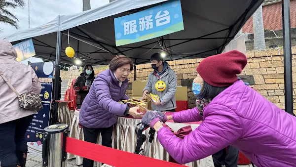 ▲彰化縣長王惠美發放2000個可愛小提燈，吸引大批民眾爭相搶答及排隊領取。（記者林明佑攝）