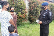 Personil Brimob Jabar Patroli Berikan Edukasi Protokol Kesehatan kepada Masyarakat di Pasar Cipanas Kabupaten Cianjur