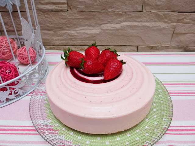 TARTA DE FRESAS Y YOGUR