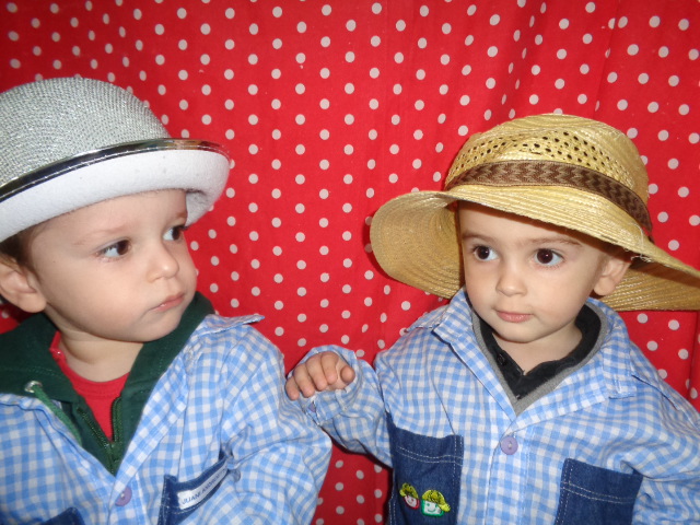 1 TT - JUGANDO CON SOMBREROS - 2015