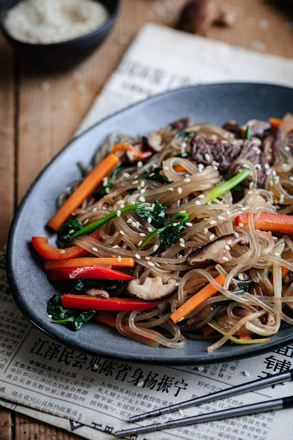 Japchae; Nouilles de patate douce sautées au bœuf et légumes coréennes