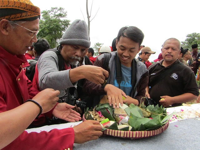 Kedua anak itu lasung dipersilahkan duduk di atas kain putih yang didalamnya ada ketan atau jadah.  Setelah itu sesepuh desa memberikan sambutan dan doa. Setelah itu baru lah ritual cukur rambut gombak di lakukan. Untuk penghormatan kepada tamu penting dan sesepuh desa, semuanya bergiliran merasakan mencukur rambut Gombak. Pak lurah, Pak Bupati dan beberapa tamu lainnya dipersilahkan satu-satu.