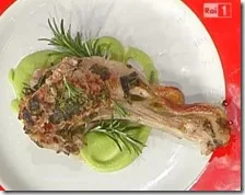 Costolette di agnello farcite alle erbe su crema di piselli