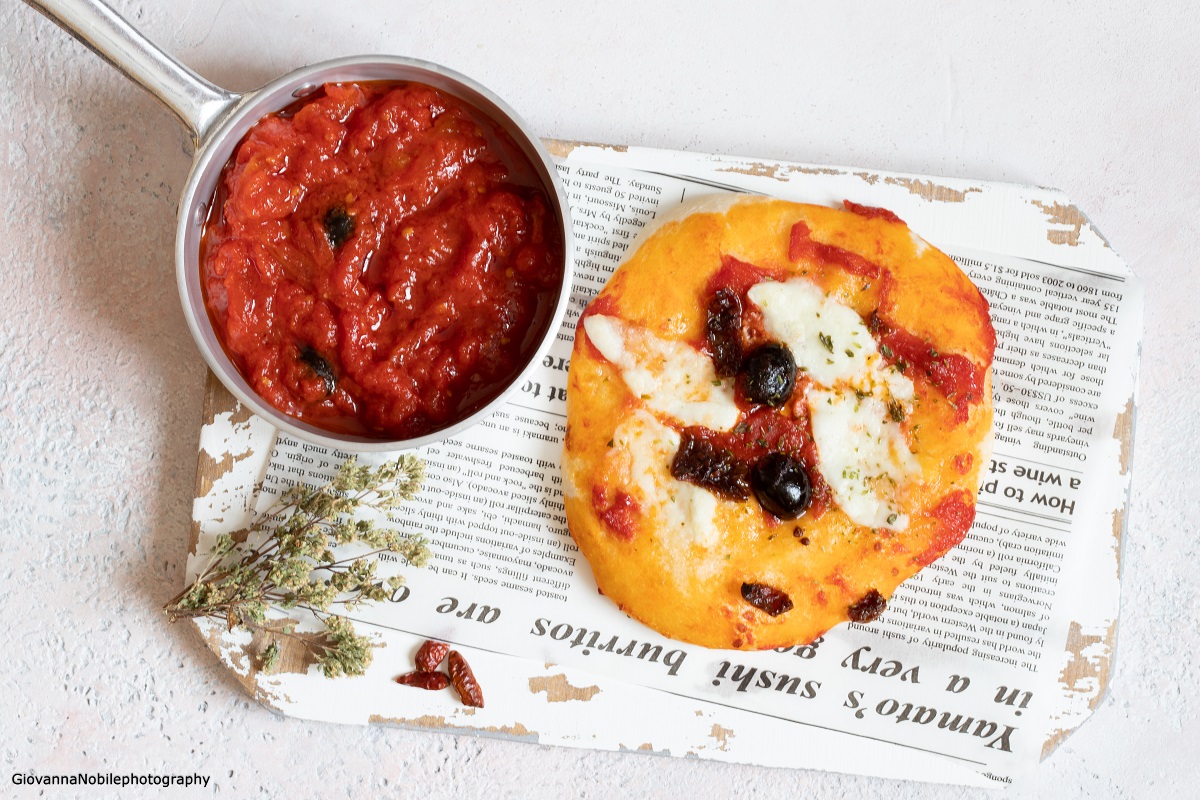 Pizza margherita con olive e origano