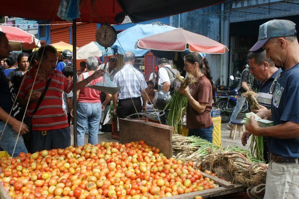 Alza en el precio de las verduras obliga a los tachirenses a comprar por unidad.