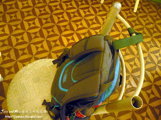 Jess's Bag is fasten in a chair in a coffee shop of Arequipa