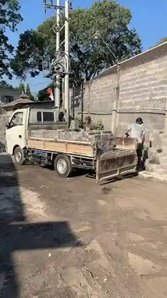 Pekerja di Pabrik Dari PT Lawang Indah Beton