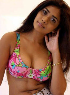 hot desi bhabhi show her sexy cleavage