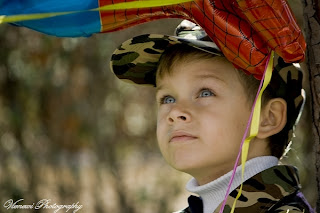 A gdyby tak polecieć, dziecko, portret, fotografia dziecięca, karnawał, kostium, balon, zapatrzenie, oczy, zamyślenie