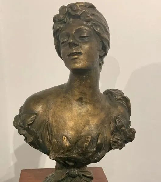 Rostro de mujer, escultura de Luis Desangles