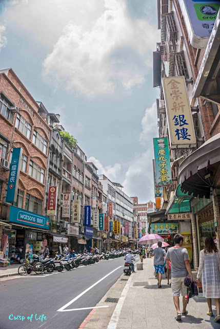 Tamsui old street and The "Lover's Bridge"  淡水老街，情人桥