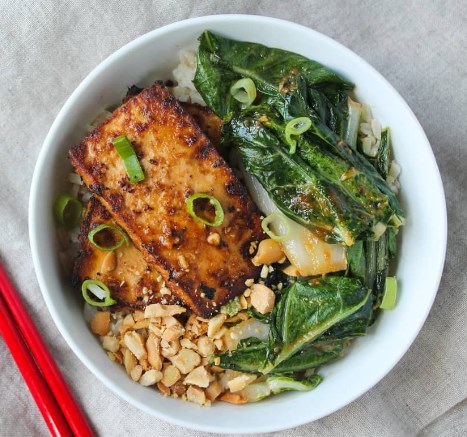 Spicy Peanut Tofu and Bok Choy Rice Bowl #vegetarian #lunch