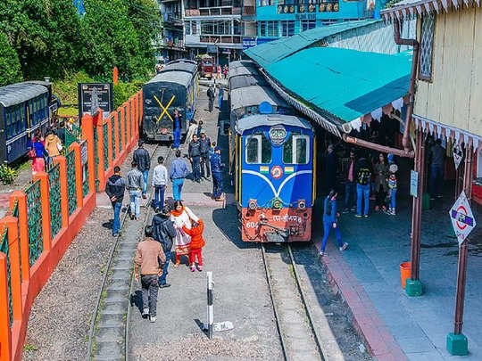 देश का सबसे ऊंचा रेलवे स्टेशन, जहां आप बादलों को छू सकते हैं Darjeeling Highest Station..