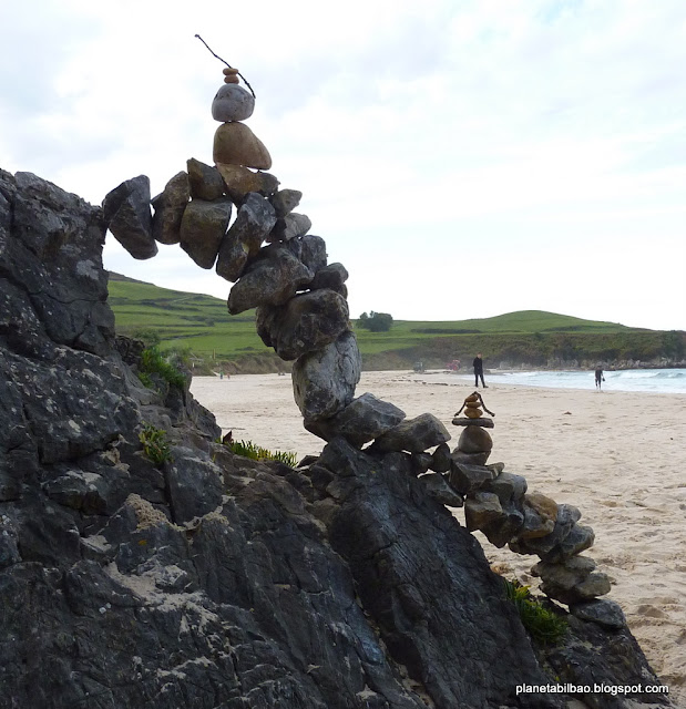 piedras en equilibrio, playa de Toronda, Asturias, arbotante, land art, stone balanced, plante Bilbao