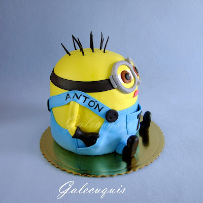 tarta minion sentado