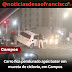 Carro fica pendurado após bater em mureta de ciclovia, em Campos