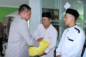 Kapolres Jakbar Shalat Jumat Bareng Warga, Marbot Masjid Terima Bantuan Sosial