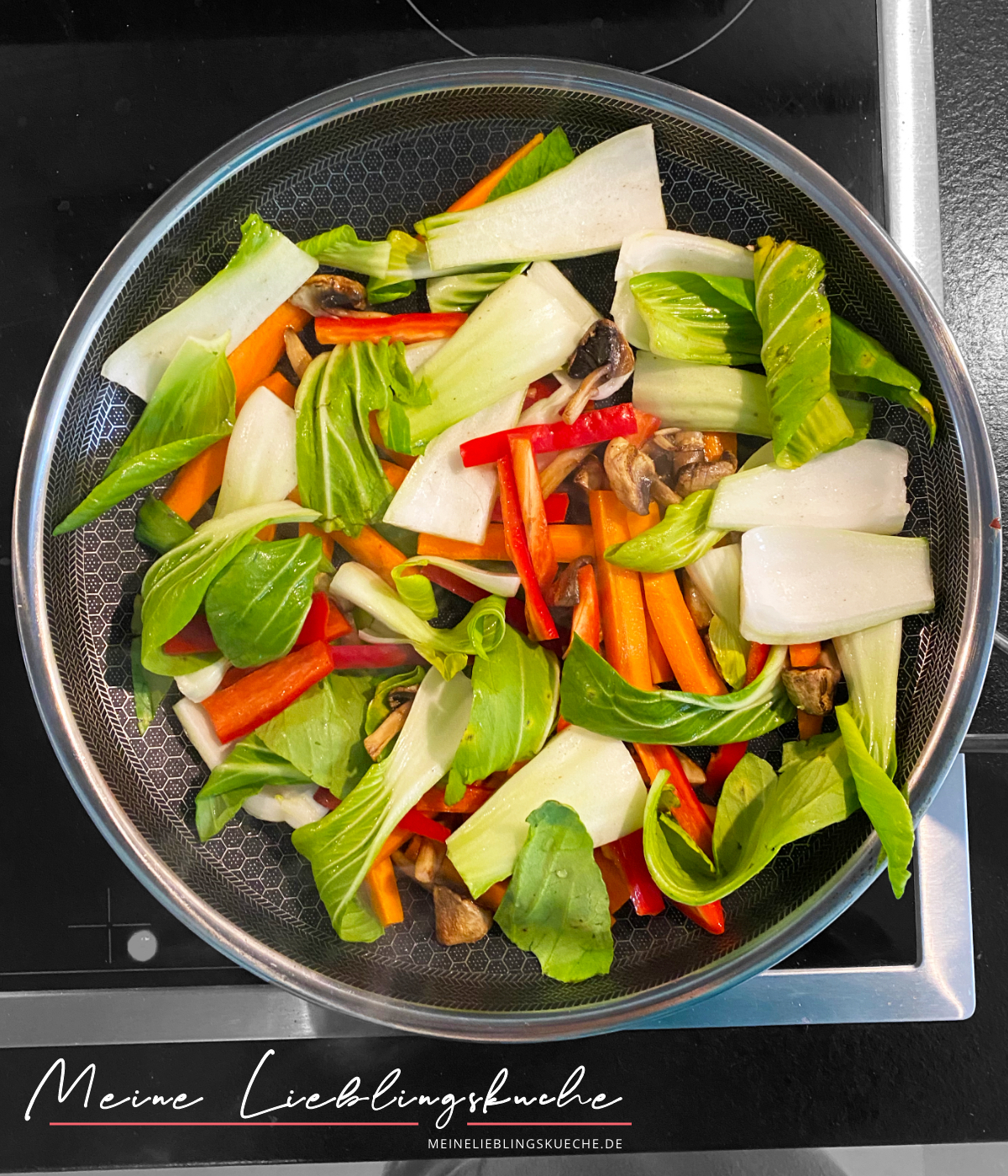 15 Minuten Gemüse-Pfanne mit Udon-Nudeln und Erdnuss-Sauce