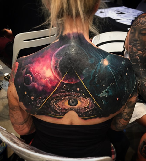 40 tatuagens incríveis para mulheres que amam o espaço e a astronomia