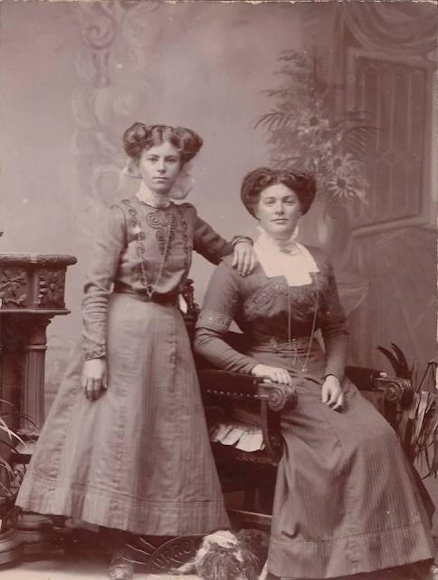 Emily and Frances Davis 1909 Burrows photo