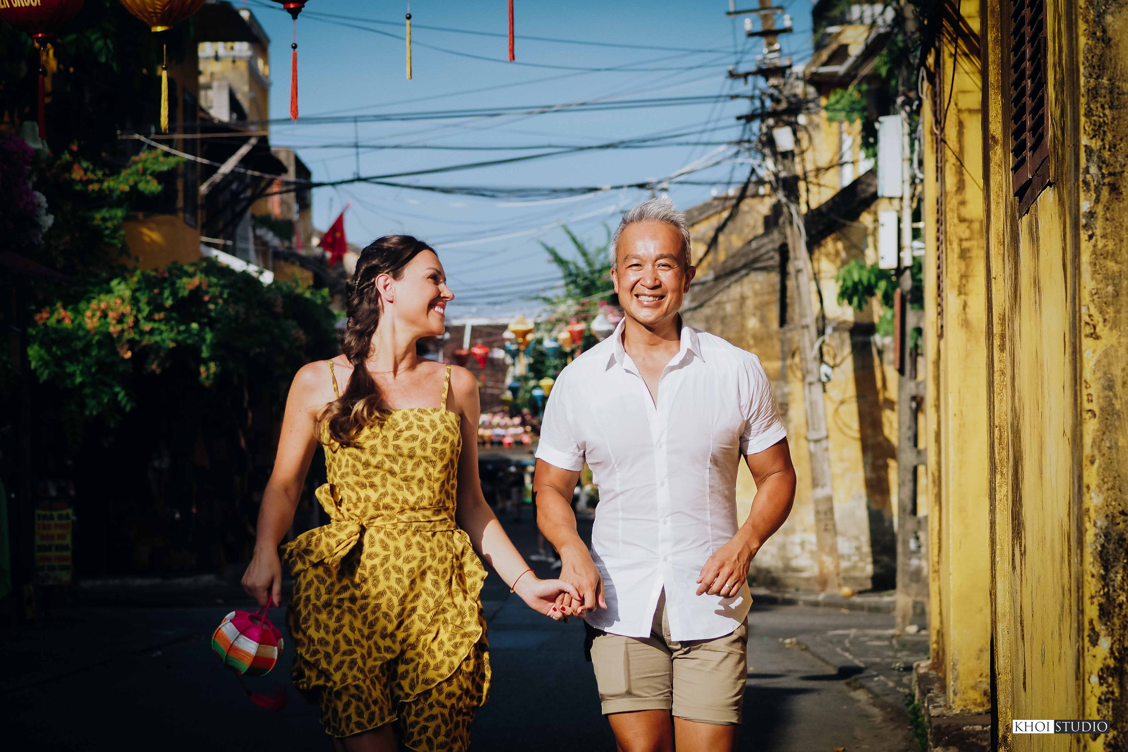 Travel portrait photography service for couples in Hoi An ancient town: Taking pictures with bougainvillea on the banks of Hoai River