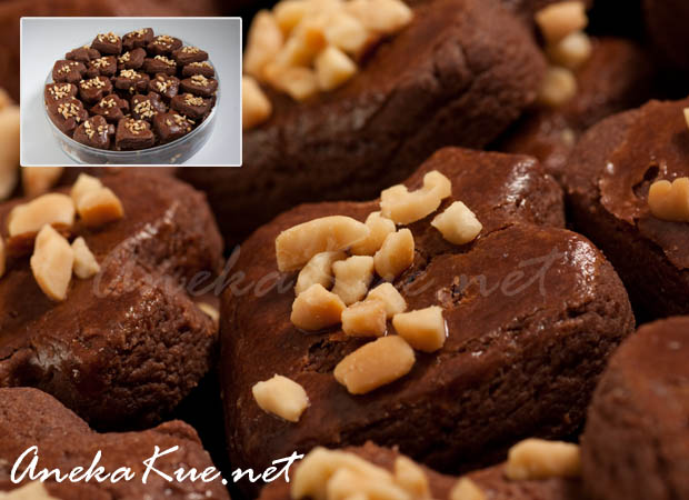 KULINER: Kue Coklat Tabur Kacang