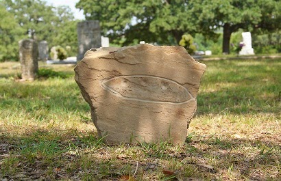 Supuesta lápida platillo volante en Aurora, Texas