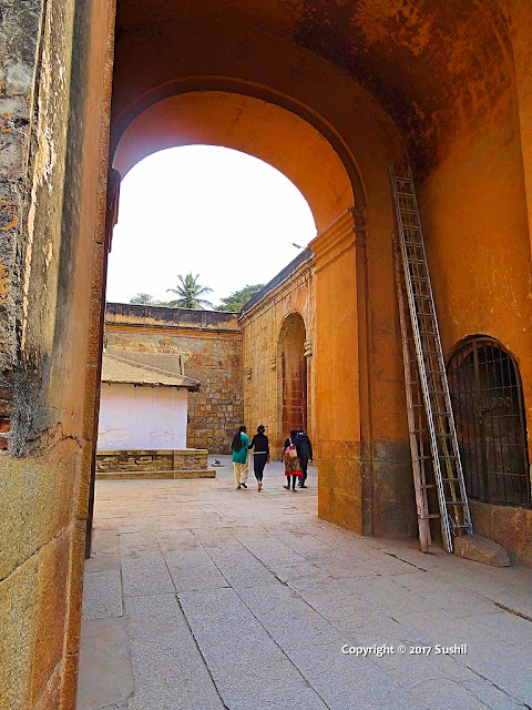 Big Door inside Fort of Bangalore Fort (sonesrs.blogspot.in)