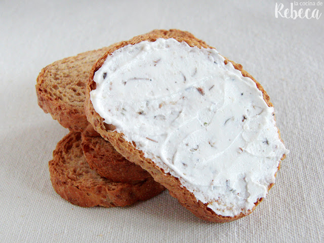 Queso de untar (casero) con hierbas aromáticas