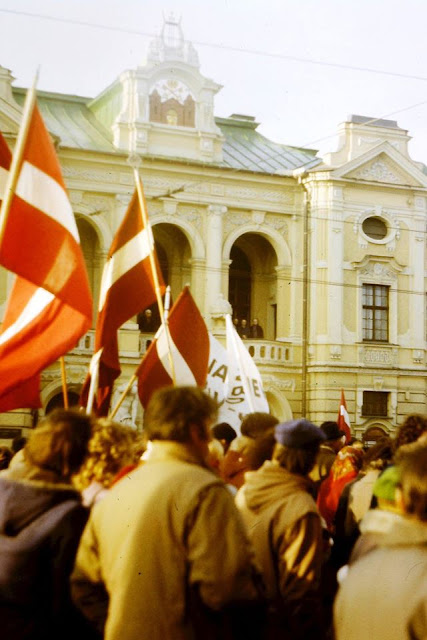 17 марта 1990 года. Рига. Улица Горького (Кр. Валдемара). Возле Латвийского Национального театра. Priekšvēlēšanu mītiņš 