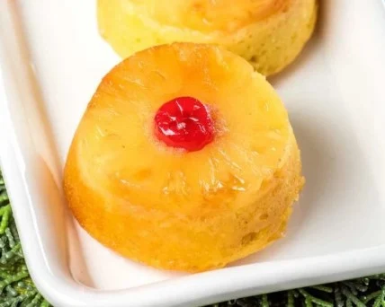 MINI PINEAPPLE UPSIDE DOWN RUM CAKES