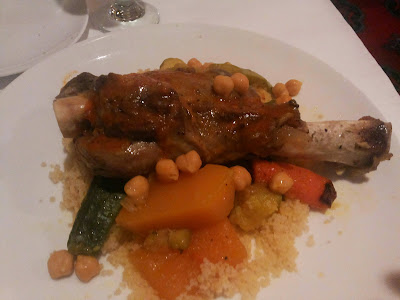 cuscuz com legumes e carne de cordeiro no restaurante marrakesh do epcot 