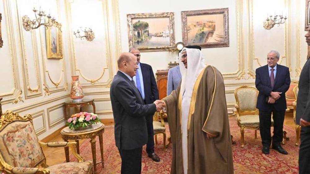 رئيس مجلس القيادة الرئاسي اليمني رشاد العليمي ورئيس البرلمان العربي عادل بن عبد الرحمن العسومي