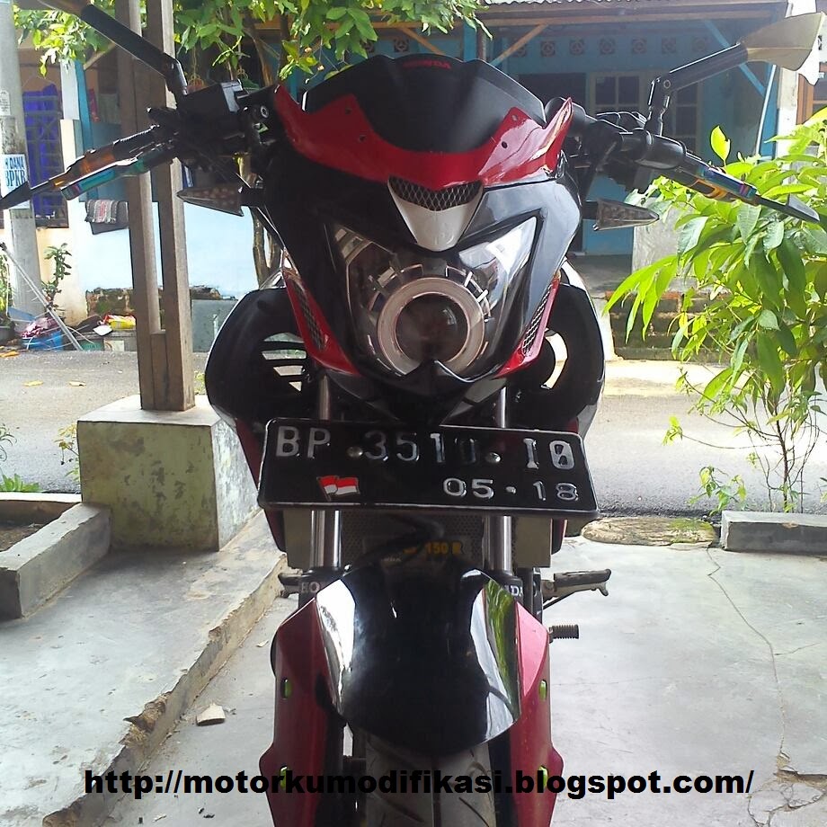 Modifikasi Honda CB150R Memakai Undertail Dan Headlamp Tambahan