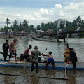 Sedang Dilintasi Warga, Jembatan Salu Ambruk