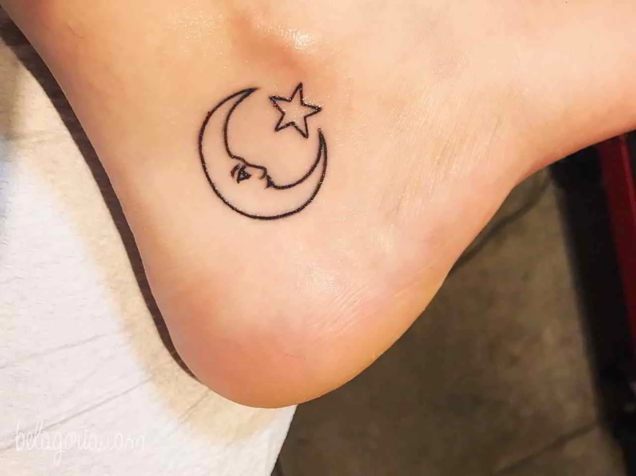 tatuajes de estrellas elegantes para mujeres