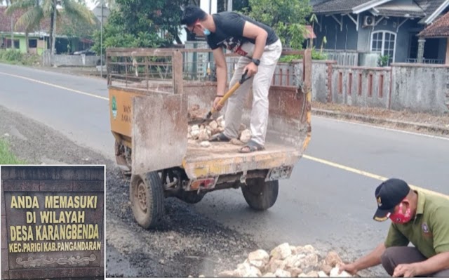 Perangkat Dan Kades Karangbenda Lakukan Pengurugan Lobang Di Jalan Raya Parigi Dikarenakan Sering Ada Pengendara Sepeda Motor Yang Terjatuh.