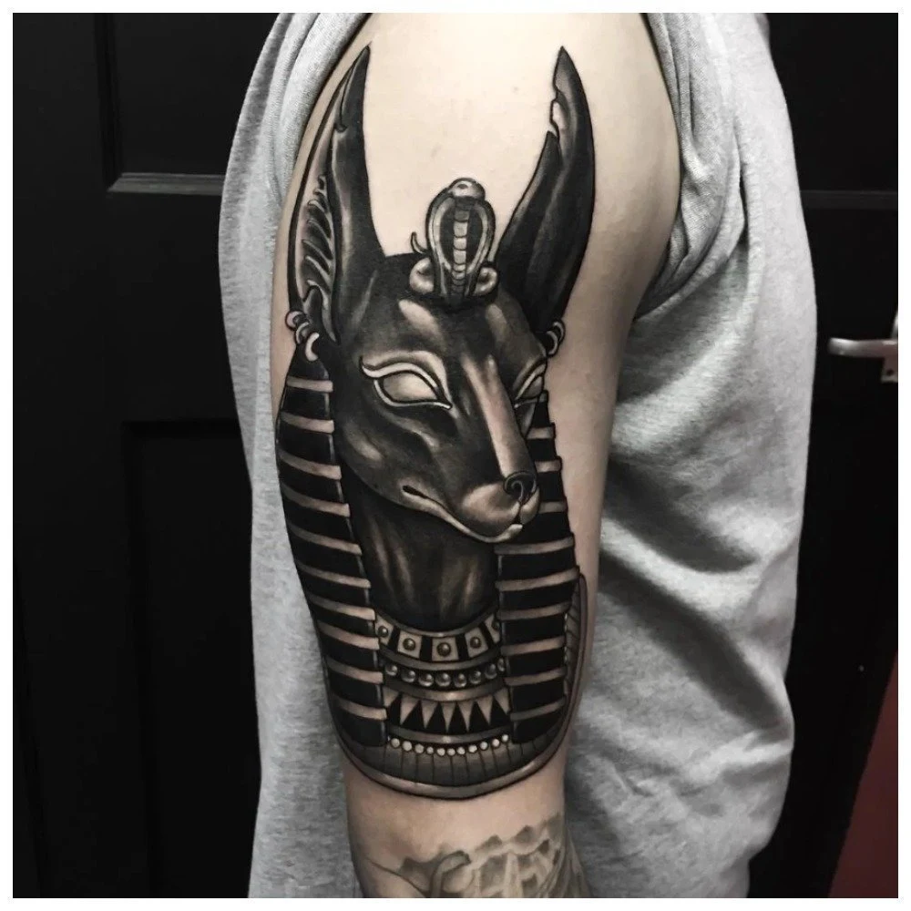 Tatuajes de Anubis en el brazo