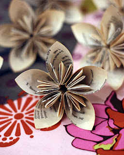 Flor de papel hecha con hojas de libros