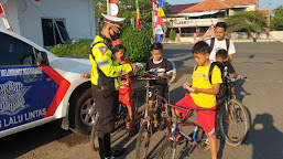 Lagi, Satlantas Polres Indramayu Bagikan Ratusan Masker di Bunderan Mangga Simpang Lima