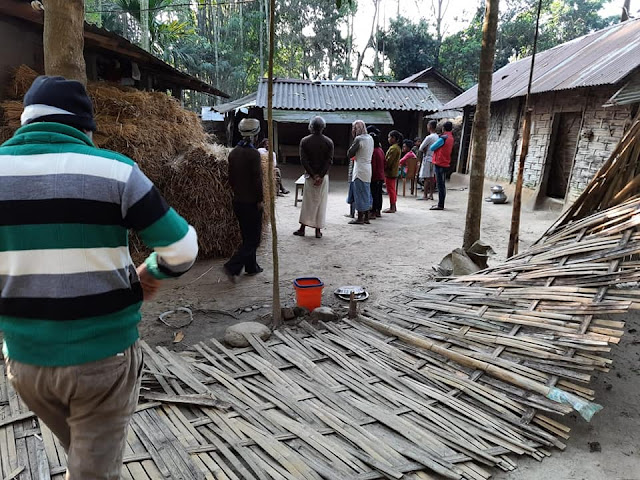 लगातार चार बार,खोरीबारी में एक गरीब परिवार के घर को हाथी द्वारा नष्ट किया गया।