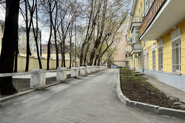 Поварская улица, Борисоглебский переулок, дворы, жилой дом 1946 года постройки