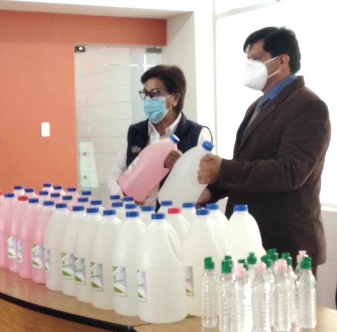 Espoch entregó gel antibacterial producto del licor artesanal decomisado