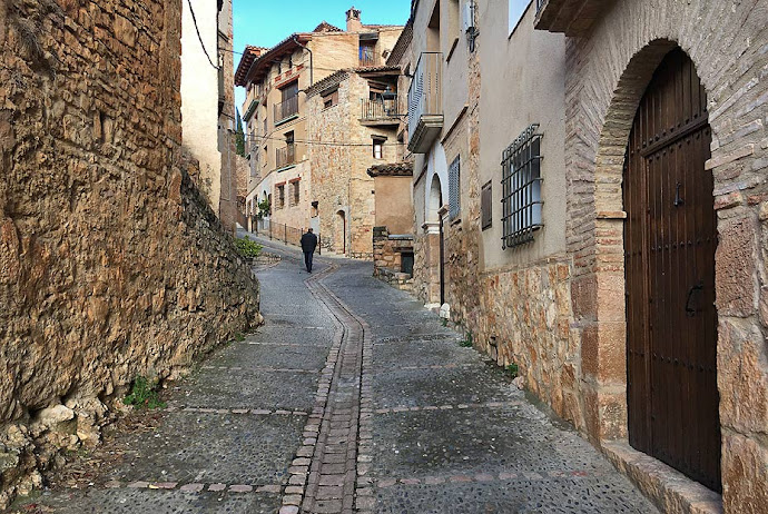 Calle empinada en Alquézar