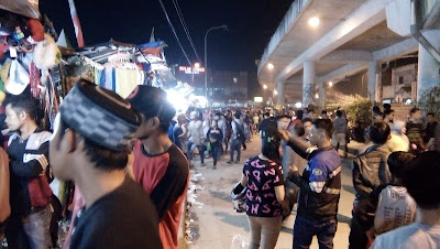 Keramaian di bawah flyover balaraja di malam lebaran