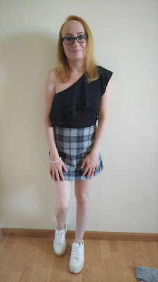 How to wear woolen skirt in summer?