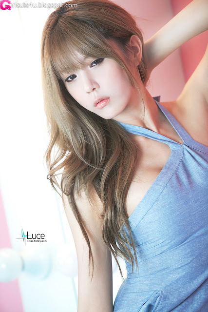 Heo-Yun-Mi-Blue-Halter-Top-04-very cute asian girl-girlcute4u.blogspot.com